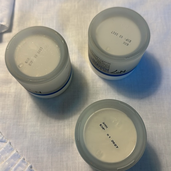 Lift & Luminate Triple Action Day Cream - White and Blue - Picture 5 of 11